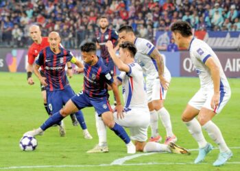 BINTANG Johor Darul Ta’zim (JDT), Arif Aiman Hanapi dikawal oleh tiga pemain Shanghai Shenhua FC dalam aksi  perlawanan Liga Juara-Juara Asia Elit (ACLE) di Stadium Sultan Ibrahim, Iskandar Puteri, kelmarin yang berkesudahan harimau Selatan menang 3-1. UTUSAN/RAJA JAAFAR ALI