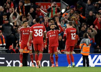 PENYERANG Liverpool, Mohamed Salah merikan jaringan  peribadinya ke-250 bersama The Reds pada masa kecederaan separuh masa pertama, menjadikannya pemain ketiga dalam sejarah kelab mencapai angka berprestij itu.-AFP