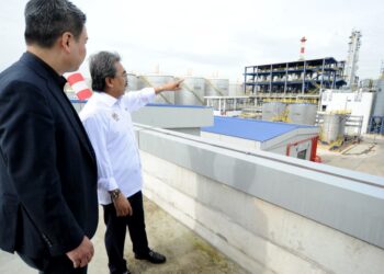 JOHARI Abdul Ghani melihat kilang pemprosesan ketika mengadakan lawatan kerja ke Loji Ecoceres Renewable Fuels Sdn Bhd, Pasir Gudang, Johor Bahru, Johor hari ini.-UTUSAN/RAJA JAAFAR ALI