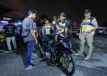 HAMIDI Adam (dua dari kanan) sedang memeriksa penunggang motorsikal yang ditahan pada Operasi Satria Jalanan, di Ibu Pejabat JPJ Kuala Lumpur, di sini hari ini. UTUSAN/ SHIDDIEQIIN ZON