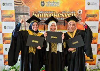 NUR Ain Zainal Abidin (tengah), Nabila Husni Abdul Razak (kiri) dan Siti Nur Adriana Mohammad Rizam memperoleh Ijazah Sarjana Muda Sains Kejururawatan pada Majlis Idul Ilmi Konvokesyen Universiti Sultan Zainal Abidin (UniSZA) Ke-17 di Dewan Al-Muktafi Billah Shah, UniSZA, Kuala Terengganuu. - UTUSAN/PUQTRA HAIRRY