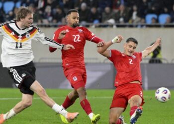 Penyerang Jerman, Nick Woltemade (kiri) menjaringkan gol kedua pasukannya dalam saingan Kumpulan A Kelayakan Piala Dunia 2026 menentang Luxembourg, semalam. - AFP