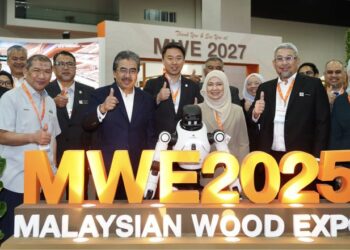JOHARI Abdul Ghani (depan, dua dari kiri) ketika bergambar ketika selepas melawat reruai Majlis Ekspo Kayu Malaysia (MWE) 2025 di MITEC, Kuala Lumpur, semalam. – UTUSAN/ISKANDAR ISHAK
