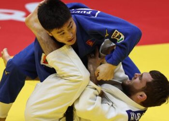 Ayub Bliev (pakaian putih) bertarung dengan  lawannya dari Mongolia, Ariunbold Enkhtaivan dalam kategori 60 kilogram Kejohanan Judo Abu Dhabi 2025, semalam. - AFP
