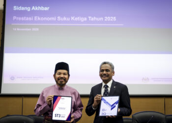 KDNK suku ketiga catat pertumbuhan 5.2 peratus

KUALA LUMPUR: Ekonomi Malaysia berkembang sebanyak 5.2 peratus pada suku ketiga 2025 berbanding 4.4 peratus pada suku sebelumnya, didorong oleh permintaan dalam negeri dan pertumbuhan eksport yang lebih tinggi. 

Ketua Perangkawan, Datuk Seri Dr. Mohd. Uzir Mahidin berkata, perbelanjaan isi rumah disokong oleh keadaan pasaran pekerja yang positif, langkah-langkah dasar berkaitan pendapatan dan program bantuan wang tunai. 

Katanya, aktiviti pelaburan disokong oleh pengembangan modal yang berterusan oleh sektor swasta dan sektor awam. 

“Dalam sektor luaran, eksport bersih mencatatkan pertumbuhan yang lebih tinggi berikutan
pertumbuhan eksport yang mengatasi pertumbuhan import.

“Daripada segi penawaran, pertumbuhan diterajui oleh sektor perkhidmatan dan perkilangan. 

“Pertumbuhan dalam sektor perkhidmatan sebahagian besarnya disumbangkan oleh subsektor berkaitan pengguna, manakala prestasi sektor perkilangan didorong oleh pengeluaran barangan elektrik dan elektronik (E&E) dan barangan berkaitan pengguna yang lebih kukuh,” katanya kepada pemberita pada Sidang Media Ekonomi Suku Ketiga 2025 di Sasana Kijang, semalam.
--------------------

Ringgit terus mengukuh pada suku ketiga 2025

KUALA LUMPUR: Ringgit terus menunjukkan prestasi memberangsangkan pada suku ketiga 2025 apabila mencatatkan pengukuhan berbanding mata wang kebanyakan rakan dagang utama Malaysia.

Gabenor Bank Negara Malaysia (BNM), Datuk Seri Abdul Rasheed Ghaffour berkata, menurut data terkini, kadar tukaran efektif nominal ringgit (NEER) meningkat sebanyak 0.8 peratus, manakala bagi tempoh sepanjang tahun sehingga 12 November 2025, pengukuhan mencecah 5.3 peratus.

“Ringgit juga kekal stabil berbanding dolar Amerika Syarikat (AS), dengan sedikit peningkatan 0.05 peratus (sehingga tahun ini, 8.2 peratus). 

“Pergerakan positif ini dipacu oleh gabungan faktor luaran dan domestik,” katanya kepada pemberita pada Sidang Media Ekonomi Suku Ketiga 2025 di Sasana Kijang, di sini semalam.

Di peringkat global, beliau berkata, keputusan Rizab Persekutuan AS (Fed AS) melonggarkan dasar monetari pada September, diikuti jangkaan pemotongan kadar faedah yang lebih besar susulan kebimbangan terhadap prospek ekonomi AS telah meredakan tekanan terhadap mata wang pasaran serantau, termasuk ringgit.

“Selain itu, pengumuman perjanjian perdagangan baharu antara AS dan beberapa rakan dagangnya, termasuk Malaysia, telah mengurangkan ketidaktentuan berkaitan tarif serta meningkatkan sentimen pasaran, faktor yang turut menyokong pengukuhan ringgit.
-----------------------

Petronas isytihar penemuan gas komersial di Suriname 

PETALING JAYA: Petronas mencapai detik bersejarah selepas mengumumkan Pengisytiharan Komersial (DoC) bagi medan Sloanea di Blok 52, menandakan detik penemuan gas komersial pertama Suriname dalam perkembangan tenaga laut dalam negara itu.

Penemuan itu diperoleh melalui melalui anak syarikat milik penuhnya, Petronas Suriname E&P B.V. (PSEPBV), bersama Staatsolie Maatschappij Suriname N.V. (Staatsolie), sekali gus mengesahkan kesiapsiagaan projek untuk bergerak daripada fasa penemuan kepada pembangunan, tertakluk kepada keputusan pelaburan muktamad (FID). 

Ia membina momentum positif daripada kejayaan penerokaan Sloanea-1 pada 2020, di samping memperkukuh keyakinan kedua-dua pihak terhadap potensi hidrokarbon di lembangan luar pesisir Suriname serta komitmen bersama untuk membuka potensi tenaga air dalam negara tersebut.

Naib Presiden Aset Antarabangsa Upstream Petronas, Mohd. Redhani Abdul Rahman berkata, DoC bagi Sloanea-1 mengesahkan daya maju ekonomi medan tersebut menuju fasa pembangunan dan pengkomersialan. 

“Pencapaian ini menyerlahkan kerjasama kukuh dan kepercayaan bersama antara Petronas dan Staatsolie, yang berasaskan kepakaran teknikal, penjagaan alam sekitar serta komitmen untuk membawa manfaat bersama kepada rakyat Suriname,” katanya dalam kenyataan.  
-------------------------

Pasaran hartanah negara catat nilai transaksi RM64.39 bilion pada suku ketiga 

PETALING JAYA:Pasaran hartanah negara mencatatkan 108,250 transaksi bagi suku ketiga 2025 dengan nilai RM64.39 bilion sekali gus merekodkan peningkatan 12.5 peratus nilai keseluruhan.

Ini menandakan permintaan kekal stabil terutama dalam lingkungan harga mampu milik dan bagi tempoh tersebut, sektor kediaman terus mendominasi pasaran, merangkumi 60 peratus jumlah transaksi, iaitu lebih 66,000 unit bernilai hampir RM29 bilion.

Ketua Pengarah Penilaian dan Perkhidmatan Harta, Jabatan Penilaian dan Perkhidmatan Harta, Sr. Abdul Razak Yusak berkata, aktiviti pasaran menunjukkan momentum pertumbuhan yang sederhana, berdepan dengan ketidaktentuan ekonomi global yang kian mencabar. 

“Walaupun trajektori aktiviti pembinaan mula perlahan, peningkatan bilangan kediaman siap dibina dilihat mengimbangi kestabilan pasaran harta tanah pada suku ketiga tahun ini. 

“Pembeli mempunyai lebih banyak pilihan terutamanya bagi memiliki rumah pertama masing-masing. 

“Sebagai tambahan, penurunan Kadar Dasar Semalaman (OPR) kepada 2.75 peratus membantu meningkatkan kemampuan kewangan pembeli sekaligus merancakkan semula pasaran harta tanah negara terutamanya segmen harta tanah kediaman,” katanya dalam kenyataan. 
--------------------

LAC Med sasar raih RM55.6 juta melalui IPO di Pasaran Utama

KUALA LUMPUR: LAC Med Berhad (LAC Med) menyasarkan kutipan hasil berjumlah RM55.6 juta menerusi terbitan awam permulaan (IPO) di Pasaran Utama Bursa Malaysia Berhad pada 10 Disember 2025.

Penyedia peranti perubatan dan penyelesaian bersepadu terkemuka itu menawarkan 74.2  juta saham baharu pada harga 75 sen sesaham.

Modal saham diperbesarkan selepas penyenaraian pula akan terdiri daripada 400 juta saham dengan anggaran modal pasaran berjumlah RM300 juta.

Ketua Pegawai Eksekutif Kumpulan LAC Med, Liew Yoon Poh berkata, menerusi IPO itu, kumpulan berhasrat mengukuhkan kedudukan di Malaysia dengan menawarkan peranti perubatan serta penyelesaian bersepadu berkuasa kecerdasan buatan (AI).

“Ini dijangka dapat meningkatkan kecekapan penyedia perkhidmatan kesihatan, sekaligus mempertingkatkan kualiti penjagaan pesakit.

“Kami juga berhasrat untuk memperluaskan capaian kami ke luar Malaysia dengan mengembangkan kehadiran di Indonesia pada tahun-tahun akan datang. 
--------------------------

ABDUL Rasheed Ghaffour (kanan) dan Mohd. Uzir Mahidin menunjukkan laporan Prestasi Keluaran Dalam Negeri Kasar (KDNK) Suku Ketiga 2025 selepas sidang akhbar di Sasana Kijang di sini, semalam. - UTUSAN/MUHAMAD IQBAL ROSLI