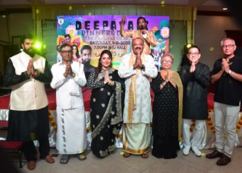 S.Laxmi Kandan (tengah) bergambar bersama ahli jawatankuasa Kelab Diraja Sungei Ujong pada majlis Deepavali Dinner & Dance di Seremban, kelmarin.