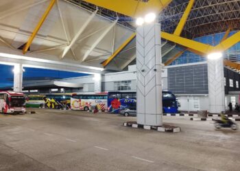 KENDERAAN menuju ke Thailand berkurangan ketara hari ini melalui Kompleks ICQS Bukit Kayu Hitam, Kedah.