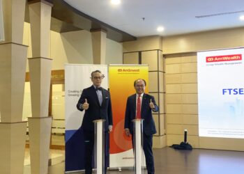 JULIAN Mahmud Hashim (kiri) dan Ketua Pegawai Eksekutif Kumpulan AmBank, Jamie Ling ketika pelancaran FTSE4Good Bursa Malaysia ETF di sini, hari ini.