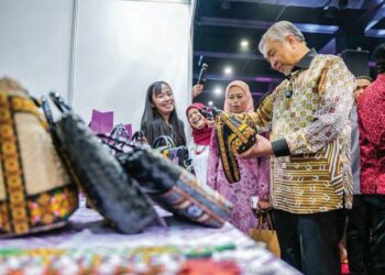 KEMENTERIAN Kemajuan Desa dan Wilayah (KKDW) melaksanakan 
pelbagai inisiatif untuk memastikan komuniti luar bandar di Sabah tidak 
ketinggalan dalam arus pembangunan negara.