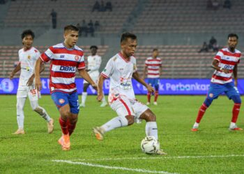 Pemain Kuala Lumpur City (KL City), Muhammad Safawi Rasid (dua kiri) mengejar bola dari Pemain Kelantan The Real Warriors FC, Muhammad Danial Haqim Draman pada perlawanan Liga Super antara KL City menentang Kelantan The Real Warriors FC di Stadium Bola Sepak Kuala Lumpur di sini hari ini. -UTUSAN/FARIZ RUSADIO