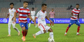 Pemain Kuala Lumpur City (KL City), Muhammad Safawi Rasid (dua kiri) mengejar bola dari Pemain Kelantan The Real Warriors FC, Muhammad Danial Haqim Draman pada perlawanan Liga Super antara KL City menentang Kelantan The Real Warriors FC di Stadium Bola Sepak Kuala Lumpur di sini hari ini. -UTUSAN/FARIZ RUSADIO