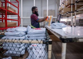 PEKERJA bahagian operasi bagi perkhidmatan logistik pemenuhan dan e-dagang. -UTUSAN/SADDAM YUSOFF