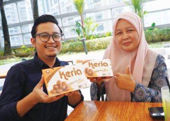 MOHAMAD Farish Shahin Mohd Fairus (kiri) bersama ibunya, Suhaillah Mohamad ketika ditemui Utusan Malaysia baru-baru ini.