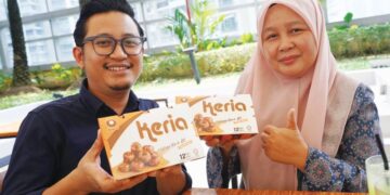 MOHAMAD Farish Shahin Mohd Fairus (kiri) bersama ibunya, Suhaillah Mohamad ketika ditemui Utusan Malaysia baru-baru ini.