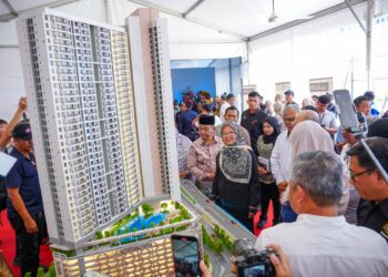 ZALIHA Mustafa melihat replika projek pembangunan semula Kampung Sungai Baru selepas majlis pecah tanah di Kampung Sungai Baru, semalam. UTUSAN SADDAM YUSOFF