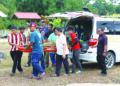 AHLI keluarga dan penduduk kampung mengangkat jenazah Mohd Fuad Fahmie Ghazali, yang ditembak di Golok, Thailand untuk dikebumikan di Tanah Perkuburan Islam Kampung Apam, Apam Putra, Pasir Mas.-FOTO/KAMARUL BISMI KAMARUZAMAN