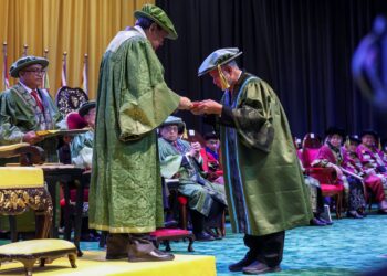 SULTAN Sharafuddin Idris Shah berkenan mengurniakan Anugerah Ijazah Kehormat Doktor Pendidikan Pengembangan kepada Dr. Mohd. Fadzilah Kamsah pada Istiadat Konvokesyen UPM Ke-49 di Serdang, Selangor semalam. – MINGGUAN/FARIZ RUSADIO