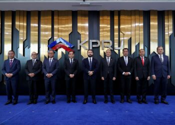 PEMANGKU Sultan Johor, Tunku Mahkota  Ismail (tengah) bergambar bersama Menteri Besar Johor, Datuk Onn Hafiz Gahzi dan ahli-ahli Lembaga Pengarah Kumpulan Prasarana Rakyat Johor (KPRJ) di hadapan logo KPRJ yang baharu dirasmikan.