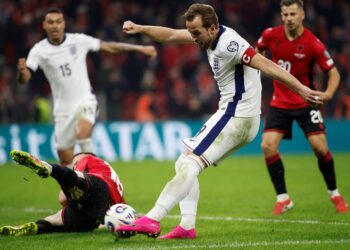 PENYERANG England, Harry Kane melakukan rembatan kencang ke gawang Albania pada aksi Kumpulan K Kelayakan Piala Dunia 2026.-AFP
