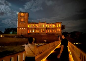 PENGUNJUNG melawat Kellie’s Castle yang diterangi lampu solar pada waktu malam. 
– UTUSAN/LIYANA RAMLI