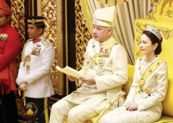 SULTAN Nazrin Muizzuddin Shah bertitah pada Istiadat Menghadap Sembah Taat Setia dan Penganugerahan Darjah Kebesaran Negeri Perak Sempena Sambutan Ulang Tahun Hari Keputeraan baginda yang ke-69 di Istana Iskandariah di Kuala Kangsar. – UTUSAN/MUHAMAD NAZREEN SYAH MUSTHAFA