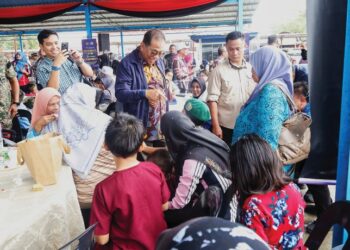MOHAMED Khaled Nordin bersama penduduk ketika Program Semarak Angkatan Tentera Malaysia bersama Komuniti Pulau Banggi.