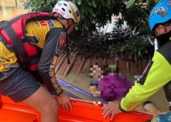 PASUKAN penyelamat berusaha membawa naik mayat yang ditemukan terapung di atas bumbung sebuah rumah di Hat Yai, Thailand.