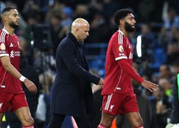 Penyerang Liverpool, Cody Gakpo (kiri), Arne Slot dan pemain pertahanan, Joe Gomez meninggalkan padang selepas pasukan mereka tewas kepada Manchester City dalam saingan Liga Perdana Inggeris di Etihad, Manchester, semalam. - AFP