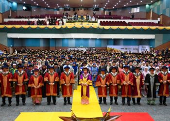 SULTANAH Nur Zahira bergambar bersama para graduan sempena Majlis Konvokesyen UniSZA ke-17 di Dewan Al-Muktafi Billah Shah, Kampus Gong Badak, Kuala Nerus, Terenggan semalam. – UTUSAN/PUQTRA HAIRRY