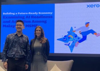 KOREN Wines (kanan) bersama Alain Lye semasa sesi panel bertajuk Membina ekonomi masa hadapan: Menilai kesiapsiagaan dan penerimaan AI dalam kalangan PMKS Malaysia.