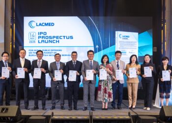 LIEW Yoon Poh (lima dari kiri) bersama barisan pengurusan tertinggi LAC Med selepas gimik pelancaran majlis IPO Prospektus syarikat itu di Pavilion Hotel, Kuala Lumpur.