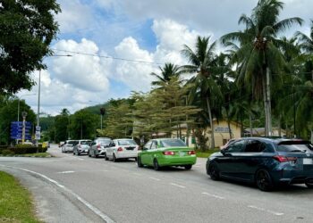 Kesesakan di persimpangan Ampang Tinggi, Jalan Seremban-Kuala Pilah berpunca akibat lampu isyarat yang gagal berfungsi dengan baik. – UTUSAN/NOR SHAFIQAH MOHD. GHAZALI