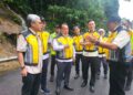 ALEXANDER Nanta Linggi (tengah) ketika melawat tapak projek pembaikan cerun di laluan FT006 Seksyen 40.84 Jalan Balik Pulau-Teluk Bahang, Pulau Pinang semalam. – Mingguan/SAFINA RAMLI