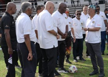 Al-Sultan Abdullah Ri’ayatuddin Al-Mustafa Billah Shah ketika mencemar duli menghadiri Acara 'Walk With Al-Sultan Abdullah: The King Of Sports di Stadium Merdeka, kelmarin.-IHSAN KESULTANAN PAHANG