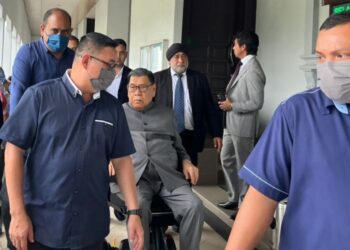 ABU Sahid Mohamed hadir ke Mahkamah Sesyen Kuala Lumpur semalam bagi prosiding pendakwaan berkaitan projek pembinaan Lebuhraya Maju Expressway II (MEX II) yang dihadapinya. – UTUSAN/ZAHRA MOHAMAD ZHAHIR