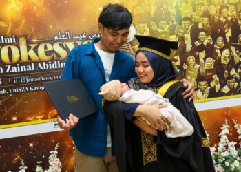 NURSHAFIKAH Abd. Manaf (kanan) bersama Hanis Mohd. Naim (kiri) serta anak mereka bergambar bersama selepas menerima sijil pada Majlis Idul Ilmi Konvokesyen Universiti Sultan Zainal Abidin (UniSZA) kali ke-17, Gong Badak, Kuala Nerus, Terengganu. – UTUSAN/PUQTRA HAIRRY