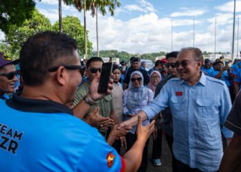 ANWAR Ibrahim bersalaman dengan orang ramai ketika tiba 
di Kota Kinabalu, Sabah semalam dalam lawatan dua hari beliau ke negeri itu. – PEJABAT PERDANA MENTERI