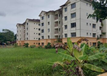 Kuarters Institusi Pendidikan (KIR) Kerdau terbiar sejak lima tahun lalu mencetuskan pandangan tidak selesa penduduk dan masyarakat yang melalui lokasi berkenaan. – UTUSAN/SALEHUDIN MAT RASAD