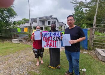 PEMBELI  projek perumahan Taman Chatin Maju, Mentakab, Pahang berharap ada penyelesaian berhubung rumah dibeli mereka itu yang kini terbengkalai. – UTUSAN/SALEHUDIN MAT RASAD