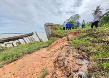 KEADAAN ban penahan ombak yang pecah di Kampung Pasang Api, Teluk Penikam di Bagan Datuk, Perak ketika tinjauan Utusan Malaysia kelmarin. – UTUSAN/AIN SAFRE BIDIN
