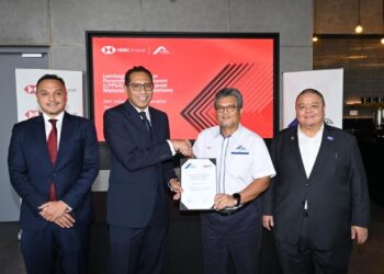 FARID Nawawi (dua kanan) dan Omar Siddiq (dua kiri) bertukar dokumen selepas menandatangani Perjanjian Kerjasama antara HSBC Amanah dan LPPSA bagi penyediaan pembiayaan perumahan penjawat awam di Kuala Lumpur, semalam.