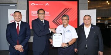 FARID Nawawi (dua kanan) dan Omar Siddiq (dua kiri) bertukar dokumen selepas menandatangani Perjanjian Kerjasama antara HSBC Amanah dan LPPSA bagi penyediaan pembiayaan perumahan penjawat awam di Kuala Lumpur, semalam.