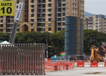 KERJA-KERJA awal pembinaan LRT Laluan Mutiara kini sedang giat dijalankan di salah sebuah stesen terpilih iaitu di Bandar Sri Pinang di George Town, Pulau Pinang. – UTUSAN/DANIAL SAAD