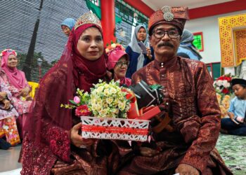 MAJLIS pernikahan Leman Jantan dan Mahriah Abdul Majid disempurnakan Muhammad Fauzi Ibrahim sambil disaksikan ahli keluarga, rakan serta komuniti sokongan pesakit kanser di Masjid Cina Krubong, Melaka. - UTUSAN/AMRAN ALI