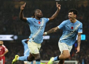 Pemain tengah Manchester City, Jeremy Doku (kiri) meraikan jaringan gol ketiga pasukannya menentang Liverpool dalam saingan Liga Perdana Inggeris di Etihad, Manchester, semalam. - AFP
