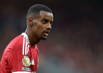Alexander Isak yang dibeli dari Newcastle United pada harga RM712 juta masih belum menemui rentak sepanjang bersama Liverpool. - AFP