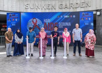 Raja Iskandar Shah Raja Azwa (empat, kanan) ketika melancarkan gimik pada majlis perasmian Hari AIDS Sedunia dan Minggu Saringan Antarabangsa di Sunken Garden, MyTOWN, Kuala Lumpur, hari ini. - UTUSAN/SYAKIR RADIN