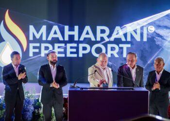 SULTAN Ibrahim berkenan melancarkan Maharani Freeport di Tanjung Emas, Muar, Johor, semalam. – MINGGUAN/MUHAMAD IQBAL ROSLI