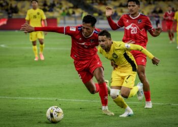 PEMAIN kebangsaan, Faisal Abdul Halim melepasi pertahanan Nepal, Sanish Shrestha pada perlawanan Kelayakan Piala Asia 2027 di Stadium Nasional Bukit Jalil, kelmarin. Gambar; MUHAMAD IQBAL ROSL