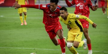 PEMAIN kebangsaan, Faisal Abdul Halim melepasi pertahanan Nepal, Sanish Shrestha pada perlawanan Kelayakan Piala Asia 2027 di Stadium Nasional Bukit Jalil, kelmarin. Gambar; MUHAMAD IQBAL ROSL